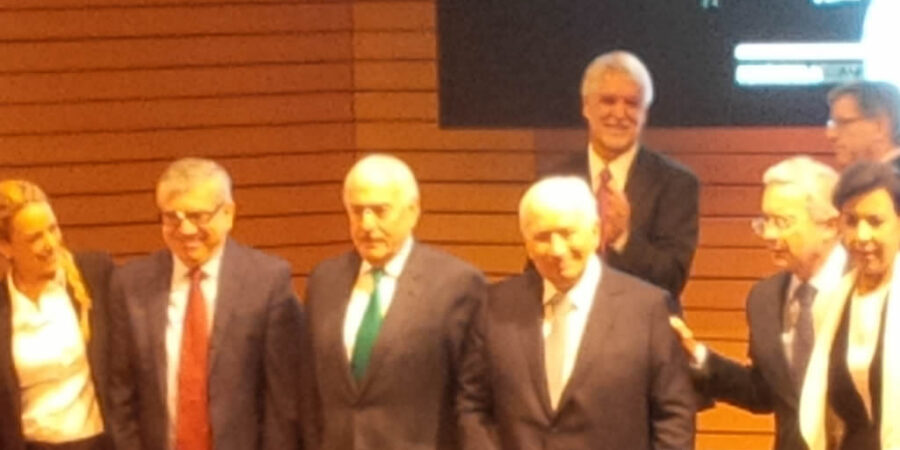 Cuatro ex Presidentes de Colombia, unidos por Venezuela