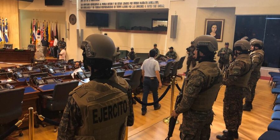 “Conmigo o contra mí”.